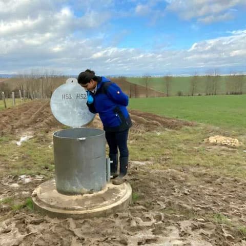 How microorganisms on rock surfaces shape groundwater